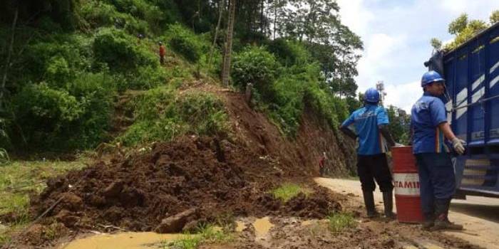 Tebing di Desa Maron Kecamatan Pujon Kabupaten Malang yang longsor, Selasa (1/3). foto: putut priyono/ BANGSAONLINE