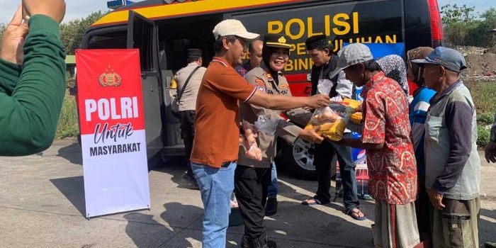 peduli-pemulung-di-tpa-wonokerto-polres-pasuruan-salurkan-50-paket-sembako