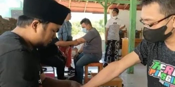 Hadari saat melakukan praktik pengobatan alternatif. Foto: Andi Sirajudin/BANGSAONLINE