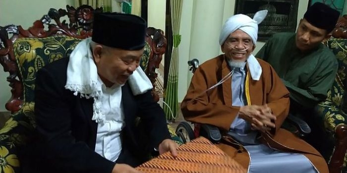 Prof Dr KH Asep Saifuddin Chalim, MA saat silaturahim kepada Tuan Guru Haji (TGH) Turmudzi Badaruddin di Pondok Qomarul Huda Bagu Lombok Tengah, NTB, Rabu (13/10/2021). foto: mma/ bangsaonline.com