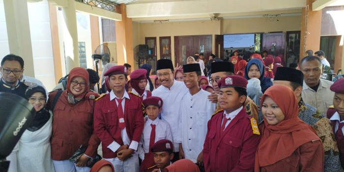 Mentri Sosial RI Saifullah Yusuf foto bersama usai acara selesai