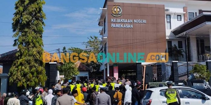 Kantor Kejari Pamekasan saat didemo LSM. Foto: DIMAS MAULANA SUGIANTO/BANGSAONLINE