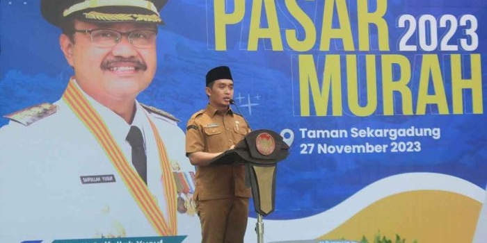 Wakil Wali Kota Pasuruan, Adi Wibowo, saat membuka pasar murah menjelang Nataru.