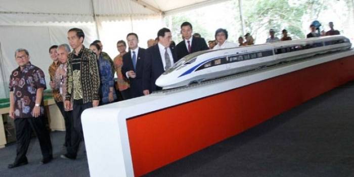 Presiden Jokowi saat meresmikan proyek kereta cepat Bandung-Jakarta. Foto: tempo.co