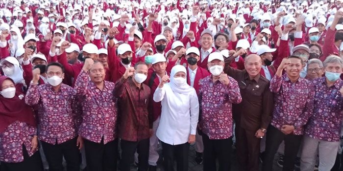 Gubernur Jawa Timur, Khofifah Indar Parawansa, saat berada di tengah-tengah mahasiswa baru ketika membuka MOX 2022 di UM Surabaya.