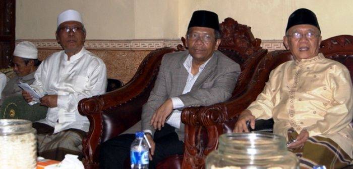 Mahfud MD hadir dalam pertemuan Kiai dan halaqah terkait bursa Capres-Cawapres di Pesantren Al Aziziyah Denanyar Jombang, Sabtu (19/4) malam. foto:mohammad syafii/BANGSAONLINE
