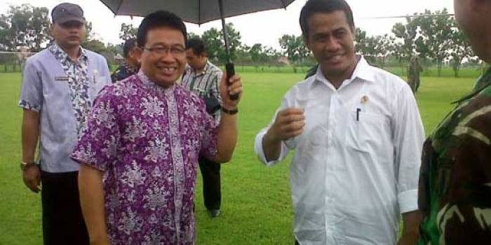 TIBA. Mentan RI, Andi Amran Sulaiman (baju putih) tiba di lapangan Kanor dan disambut Bupati Bojonegoro, Suyoto. Foto: Eky nurhadi/BANGASONLINE