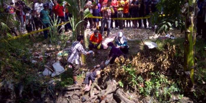 Tim identifikasi Polres Bojonegoro olah TKP di lokasi penemuan mayat di sungai Kalibaru, Bojonegoro. foto: ekky nurhadi
