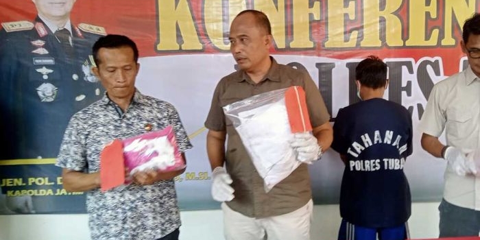 Kasatreskrim Polres Tuban AKP Rianto saat memimpin jumpa pers kasus pencabulan terhadap anak di bawah umur.