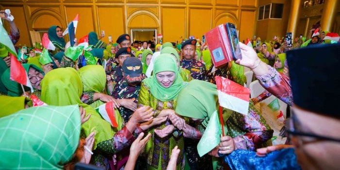 Ketua Umum PP Muslimat NU, Khofifah Indar Parawansa, mengawal pembentukan barisan Bunda Asuh Peduli Stunting untuk Provinsi Kepulauan Riau (Kepri), Kamis (16/5/2024). Foto: dok.pribadi