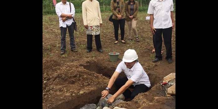 Kepala Departemen CSR SMGR Wahjudi Heru saat peletakan batu pertama. foto: SYUHUD/ BANGSAONLINE