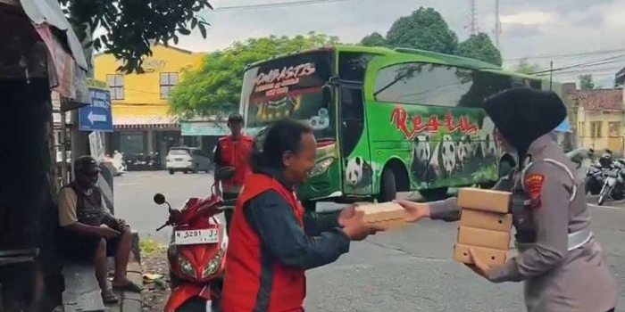 polwan-polres-pasuruan-tebar-kebaikan-di-jumat-berkah-100-nasi-kotak-dibagikan-untuk-warga-bangil