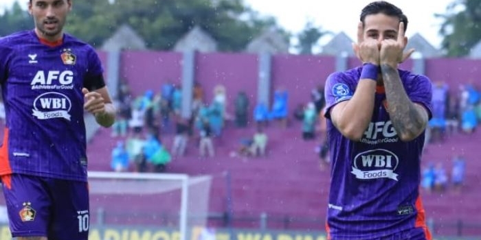 debut-ernesto-gomez-di-persik-kediri-berbuah-manis-cetak-gol-dan-jadi-player-of-the-match
