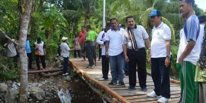 Wabup  Gresik, Moch. Qosim didampingi Kepala Pelaksana BPBD Abu Hasan saat melakukan peninjauan lokasi bencana tanah longsor di Dusun Menara, Desa Gunung Teduh, Kecamatan Sangkapura, Pulau Bawean, tahun lalu. foto: SYUHUD/ BANGSAONLINE