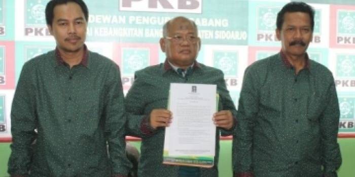 CARI CAWABUP – Ketua Desk Pilkada DPC PKB Sidoarjo H Imam Rohmad (tengah), sekretaris H Abdillah Nasikh (kiri) dan anggota H Musauwimin (kanan), beri penjelasan penjaringan bacabup PKB, Senin (25/5). foto: musta’in/BANGSAONLINE