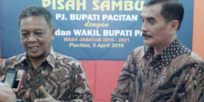 Bupati dan Wakil Bupati Pacitan, H. Indartato-H. Yudi Sumbogo, saat pisah sambut kemarin. 