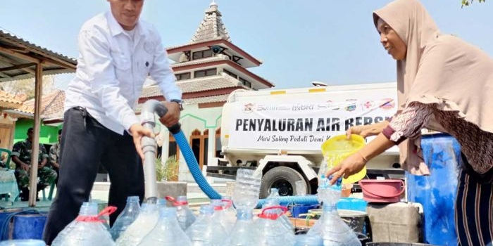 Ketua PWI Kabupaten Tuban, Suwandi bersama PMI, Waka Polres Tuban, Perwakilan BRI serta SIG saat menyalurkan air bersih secara simbolis.