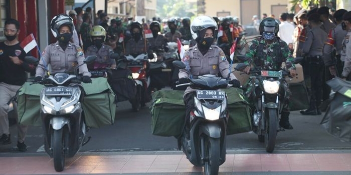 Babinsa dan Bhabinkamtibmas secara serempak mengendarai sepeda motor dengan membawa paket-paket sembako.
