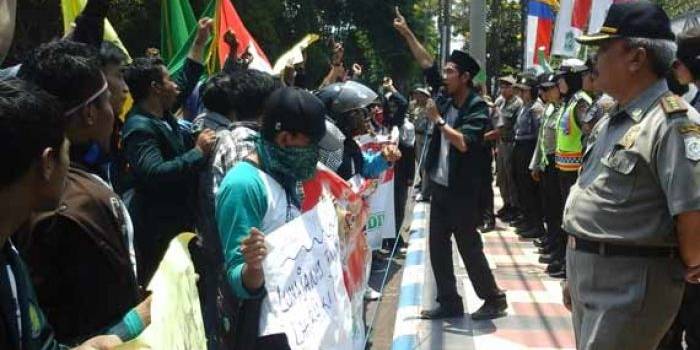 Aksi Mahasiswa IAIS saat berunjuk rasa di depan kantor Pemkab, DPRD dan Polres Lumajang. foto: imron/BANGSAONLINE