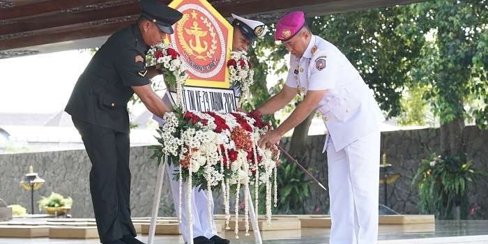 Komandan Kodiklatal Letjen TNI Marinir Nur Alamsyah memimpin ziarah dan tabur bunga di Makam Presiden Pertama RI Ir. Soekarno.