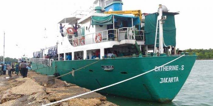 Warga pulau saat mau menumpang kapal. foto: RAHMATULLAH/ BANGSAONLINE