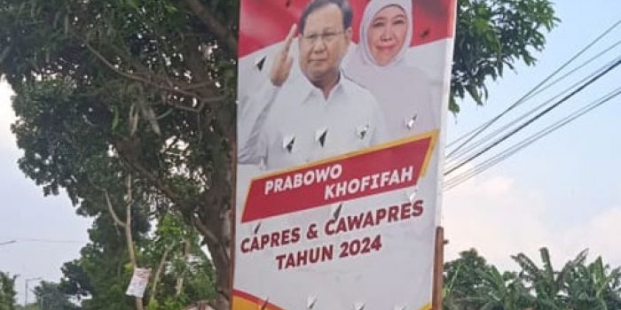 Baliho Prabowo Subianto dan Khofifah Indar Parawansa ini banyak bertebaran di kawasan Tapal Kuda. Foto: bangsaonline.com