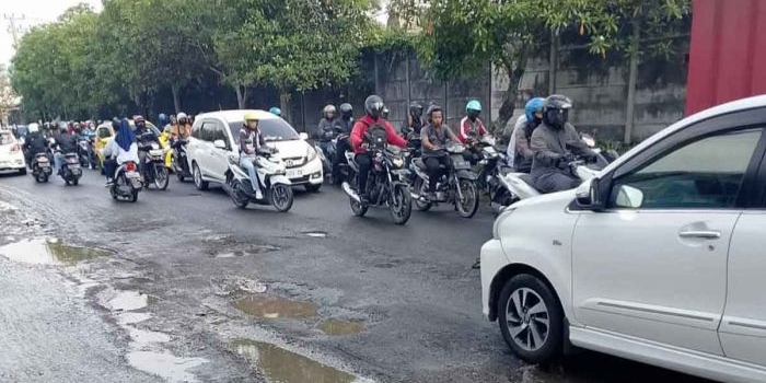 tak-kunjung-diperbaiki-kerusakan-jalan-mayjend-sungkono-gresik-dikeluhkan-masyarakat