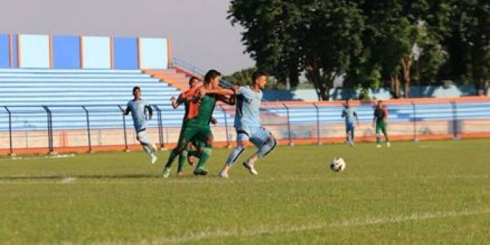 Pemain Persela berduel dengan tim Pra PON Jatim. (Haris/BANGSAONLINE)