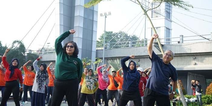 Pj Wali Kota Kediri Zanariah, saat senam bersama dalam rangka memperingati Hari Aktivitas Fisik Sedunia, di Taman Brantas. Foto: Ist. 