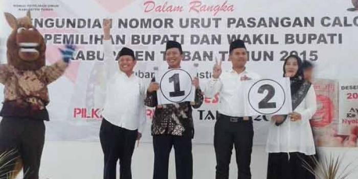 Masing-masing calon menunjukkan nomor urut usai pengundian di KPU Tuban. (suwandi/BANGSAONLINE)