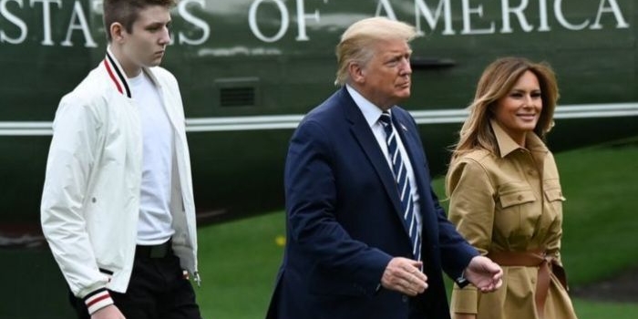 Barron Trump bersama ayah dan ibunya, Presiden AS Donald Trump dan Melania. foto: Reuter/BBC