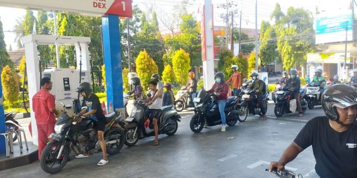 Antrean di SPBU Jetis Lamongan