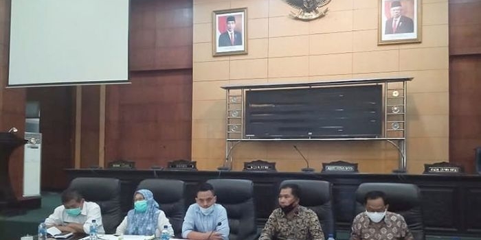 Suasana hearing Komisi B dengan MKDTI dan PT SGS di Gedung DPRD Jombang. (foto: AAN AMRULLOH/ BANGSAONLINE)