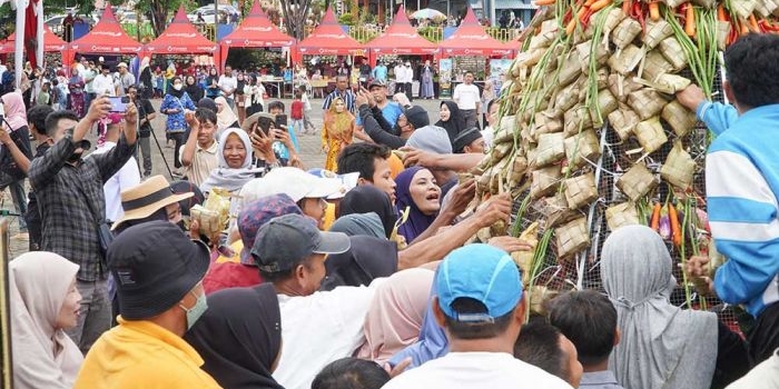 Warga saat berebut gunungan ketupat dalam Festival Kupatan Tanjung Kodok di lokasi Wisata Bahari Lamongan.