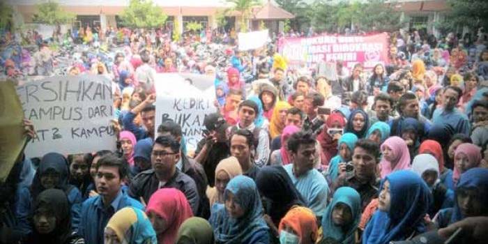 Ribuan mahasiswa saat menggelar orasi di halaman kampus UNP pasca dinonaktifkannya kampus oleh Dikti. (foto: arif kurniawan/BANGSAONLINE)