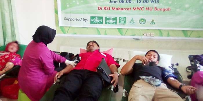 Anggota FPDIP DPRD Gresik Noto Utomo saat ikuti donor darah