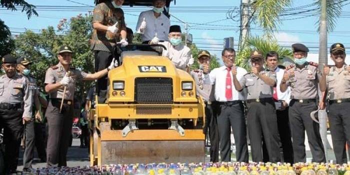 Pemusnahan ribuan botol miras disaksikan langsung Asdep Kemen-PAN-RB Jeffrey Erlan Muller, Wabup Yusuf Widyatmoko, Kapolres AKBP Budi Mulyanto, dan Ketua MUI M. Yamin.
