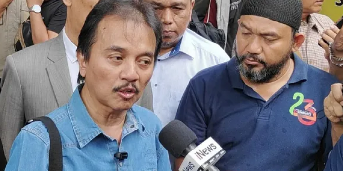 diperiksa-polisi-atas-tudingan-ijazah-palsu-jokowi-roy-suryo-kritik-penggunaan-uu-ite