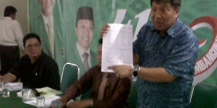 Calon Anggota Legislatif (Caleg) DPR RI dari PPP, Gede Widiadie menunjukkan bukti-bukti pencurian suara di Dapil Jatim I, di kantor DPW PPP di Jalan Kendangsari, Surabaya, Rabu (30/4/2014). foto : diday rosadi/BangsaOnline