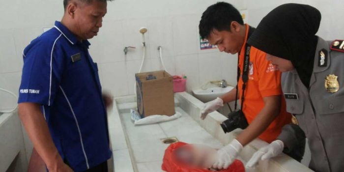 Jenazah bayi saat diidentifikasi petugas.
