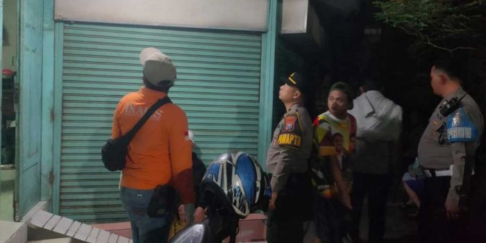 Olah TKP perampokan toko emas di Pasar Wonokromo, Surabaya.