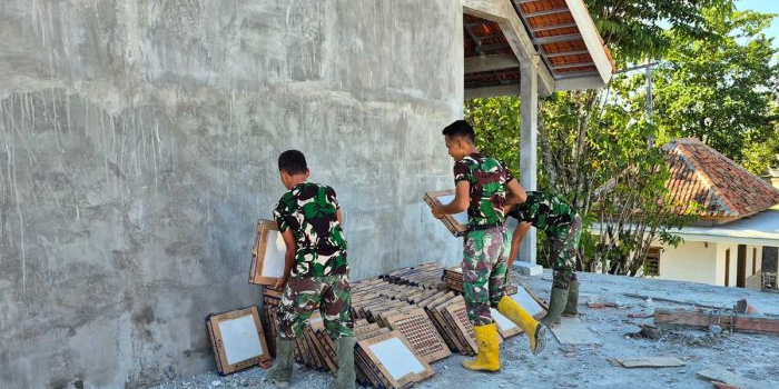 Tim Satgas TMMD ke-128 Kodim 0829/Bangkalan saat proses pembangunan ruangan kelas di SD I Durin Barat.