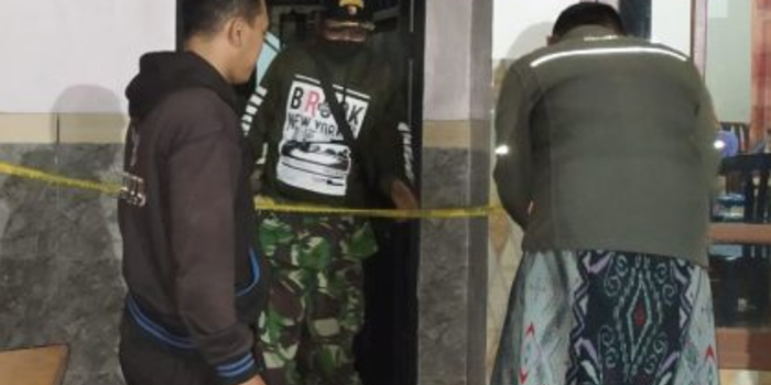 Petugas sedang melakukan olah TKP.