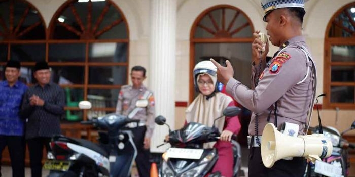 polres-kediri-kota-gandeng-ponpes-wali-barokah-beri-edukasi-lalu-lintas-untuk-para-santri