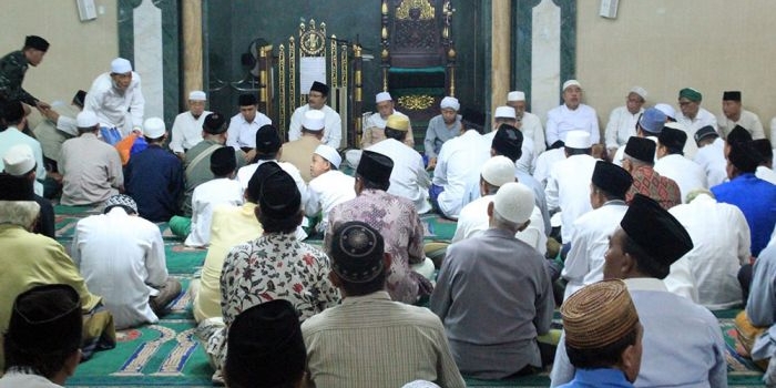 Wali Kota Pasuruan H. Saifullah Yusuf berada di tengah-tengah jemaah haul KH Abdul Qodir Nur yang digelar di Masjid Baitul Rohman Bugul Kidul.