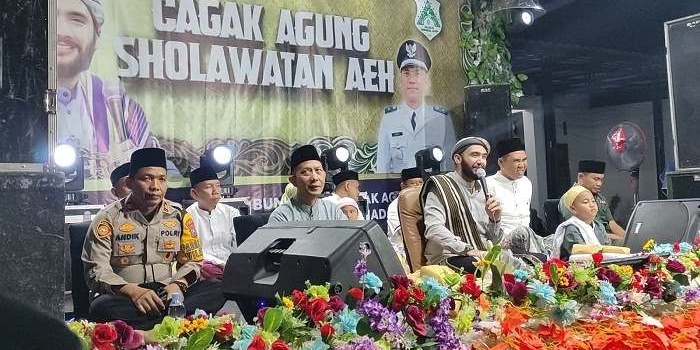 Habib AEH bersama pejabat muspika dan perangkat Desa Cagak Agung saat bersholawat. Foto: Ist.