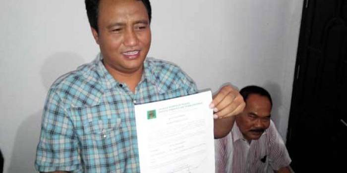 Santoso (kiri) dan Subandi memperlihatkan surat verifikasi PPP. Mereka enggan disebut takut kalah. (yudi eko purnomo/BANGSAONLINE)