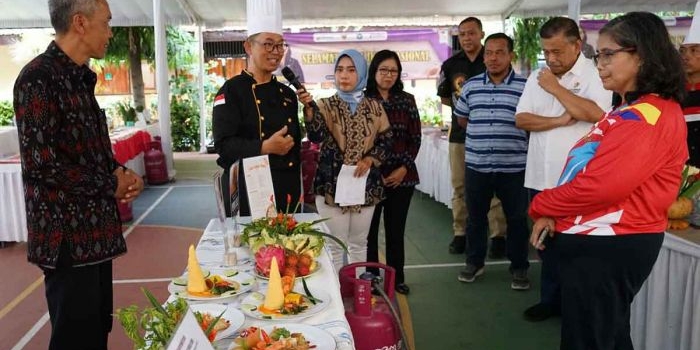 Pj Wali Kota Kediri bersama Ketua Umum KORMI dan Kepala DKPP setempat ketika melihat masakan ikan yang dinilai juri. Foto: Ist