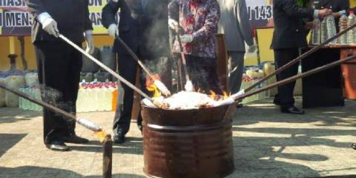 ?
MUSNAH. Barang bukti minuman keras dan barang haram lain dimusnahkan petugas Polres Tuban. foto : wan/bangsaonline