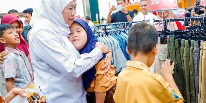 khofifah-beri-95-voucher-untuk-anak-berkebutuhan-khusus-ajak-belanja-kebutuhan-lebaran-sekolah